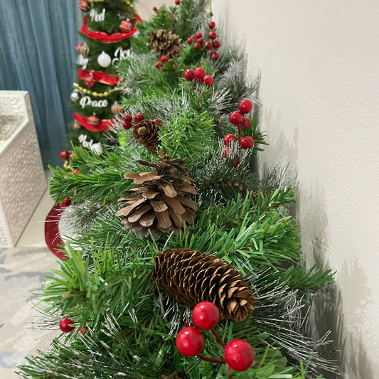 Garland with berries and pine cones - 180cm